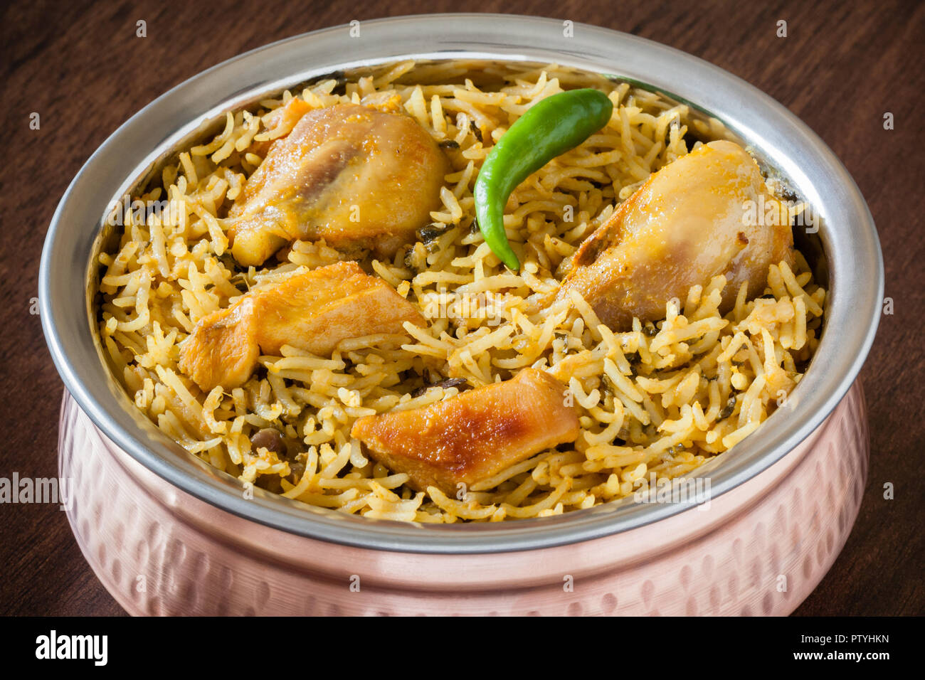 Saté de poulet closeup Macro - Vue rapprochée du poulet biryani indien délicieux servi dans d'authentiques ustensile en cuivre. Lumière naturelle utilisée. Banque D'Images