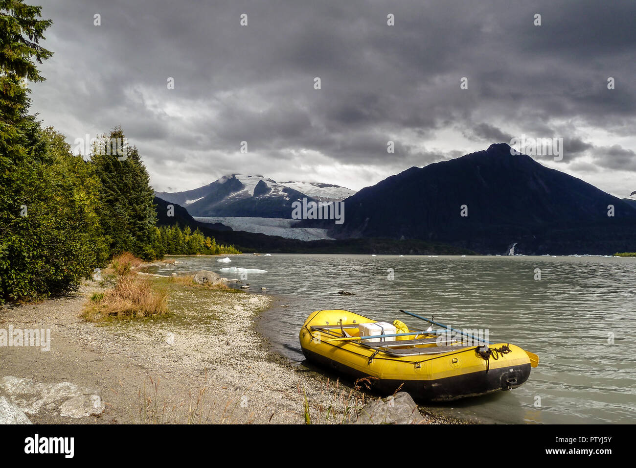 Alaska, USA - 17 août 2010 - vue sur le lac d'Alaska avec la glace flottante et inflateable voile Banque D'Images