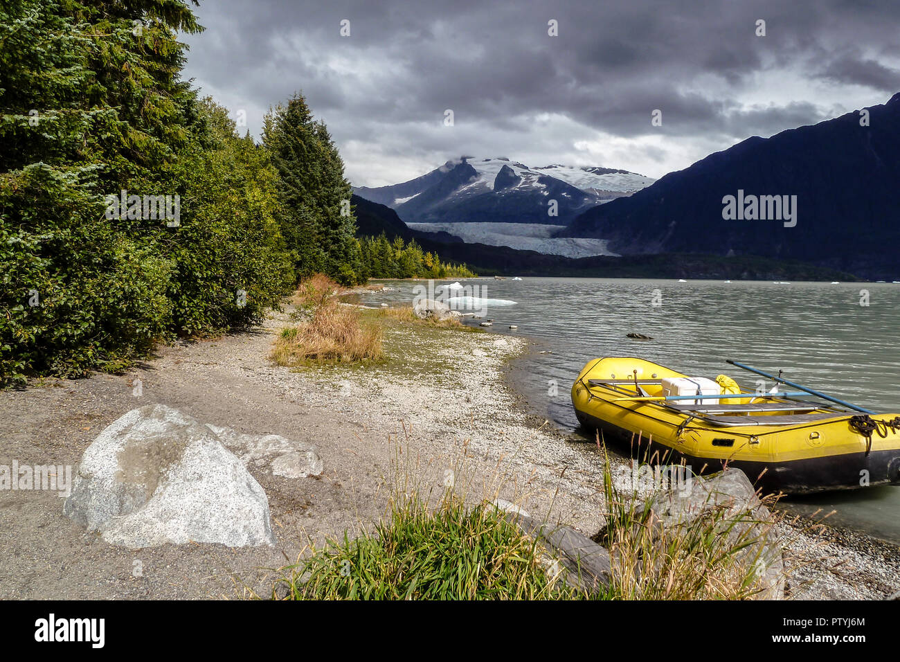 Alaska, USA - 17 août 2010 - vue sur le lac d'Alaska avec la glace flottante et inflateable voile Banque D'Images
