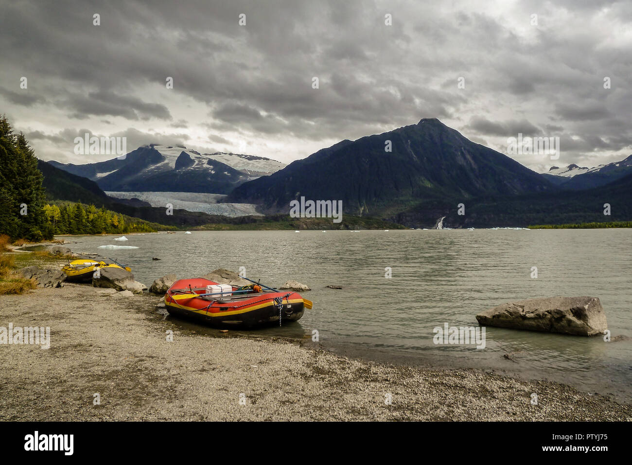Alaska, USA - 17 août 2010 - vue sur le lac d'Alaska avec la glace flottante et inflateable voile Banque D'Images