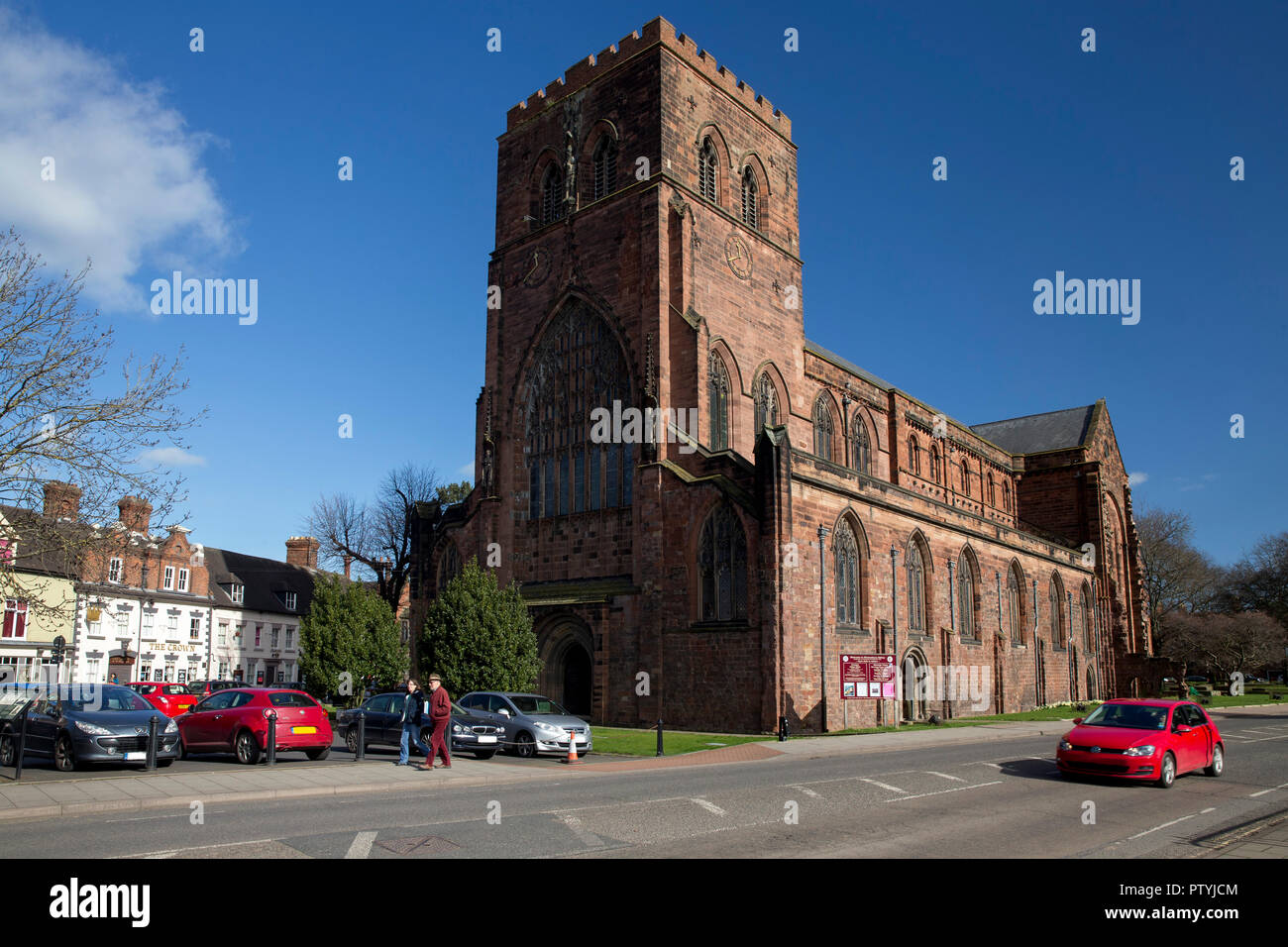 Les piétons et la circulation automobile près de l'abbaye, centre-ville, Shrewsbury, Shropshire, England, UK, FR Banque D'Images