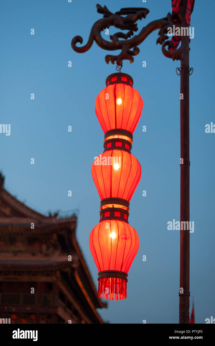 Allumé rouge lanternes chinoises sur l'enceinte fortifiée de nuit à Xi'an, Chine Banque D'Images