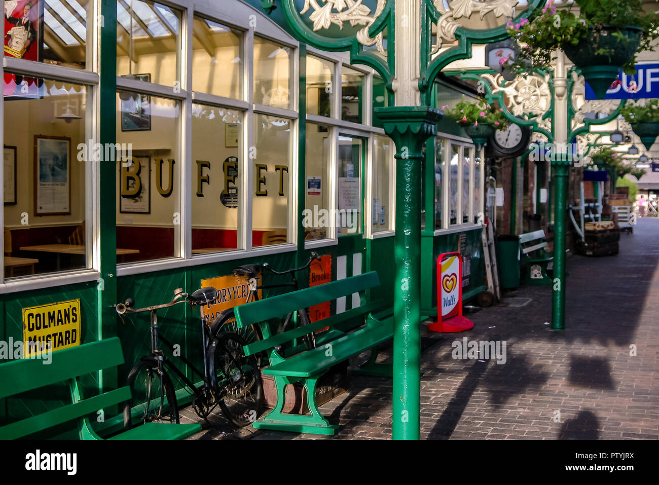 Sheringham, Norfolk, Angleterre - 12 août 2009 : signal fort à Sheringham avec station de train était de plate-forme. Banque D'Images