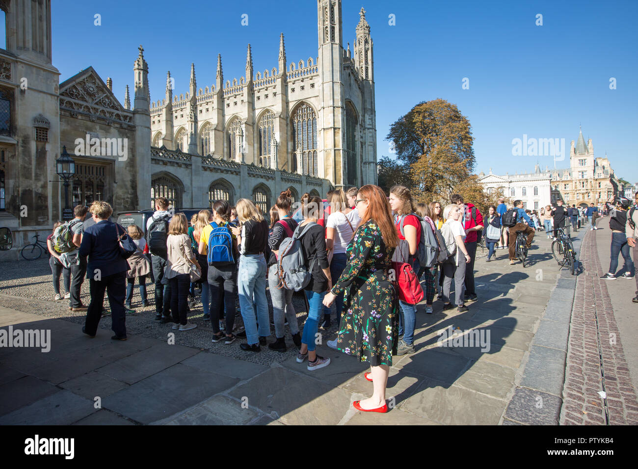 Photo montre des groupes de touristes en centre-ville de Cambridge. Les patrons du tourisme dans la région de Cambridge sont d'encourager les touristes chinois à visiter en petits groupes. Des dizaines de visiteurs de l'autre du pays pour recueillir régulièrement des tours organisés autour de l'université ville, rues étroites, ce qui rend certains "impraticables". Emma Thornton, visite de Cambridge et au-delà, a déclaré que des groupes de 50 debout devant des monuments tels que King's College ont été un "problème". Banque D'Images