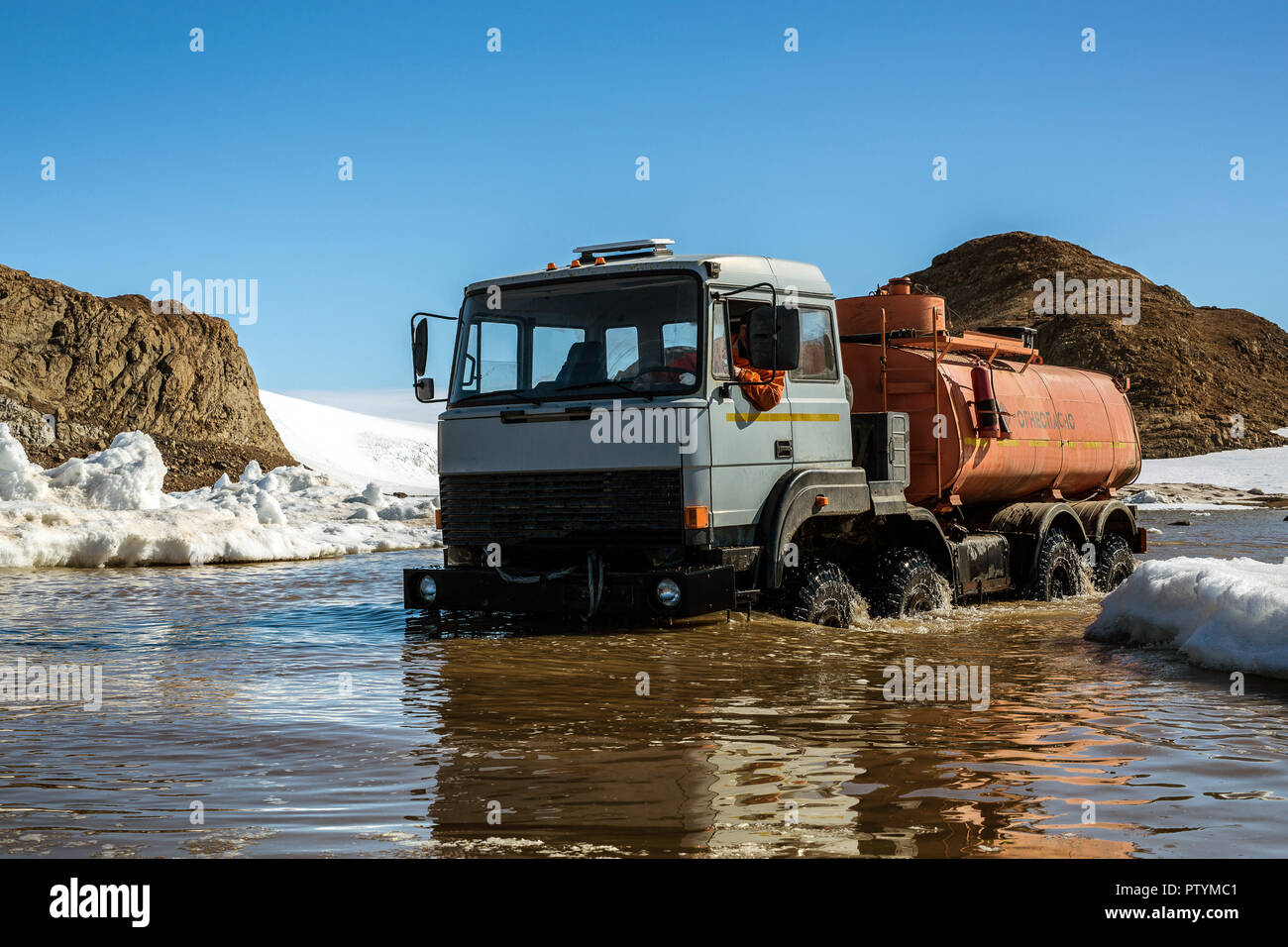 Les progrès réalisés, l'Antarctique, 04 Janvier 2017 : Un camion d'essence sur la plate-forme Kamaz s'étend le long de la hors-route du printemps pour faire le plein de véhicules à des sites. Anta Banque D'Images