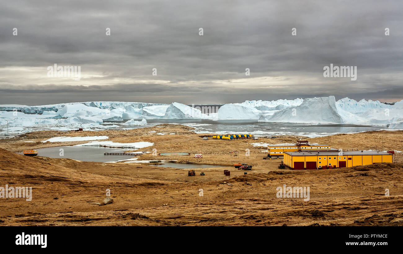 Les progrès réalisés, l'Antarctique, 20 février 2017 : Panorama et juste de l'air. Vue de l'océan, les icebergs et la station polaire, le relief et les paysages de l'Antarctique. S Banque D'Images