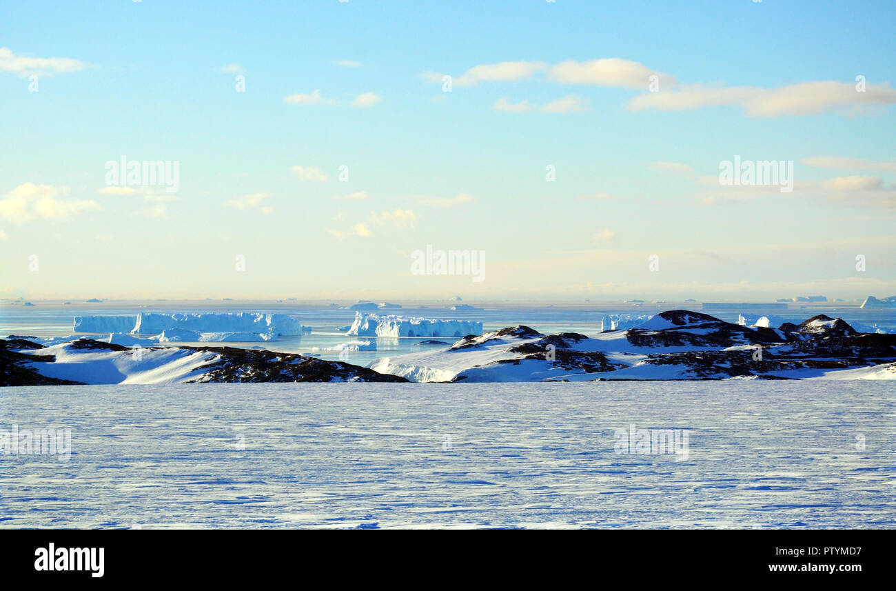 Panorama et l'air juste sur la banquise, le relief et les paysages de l'Antarctique. Lever du soleil, le jour, le coucher du soleil. Tournage avec quadrocopter. Banque D'Images