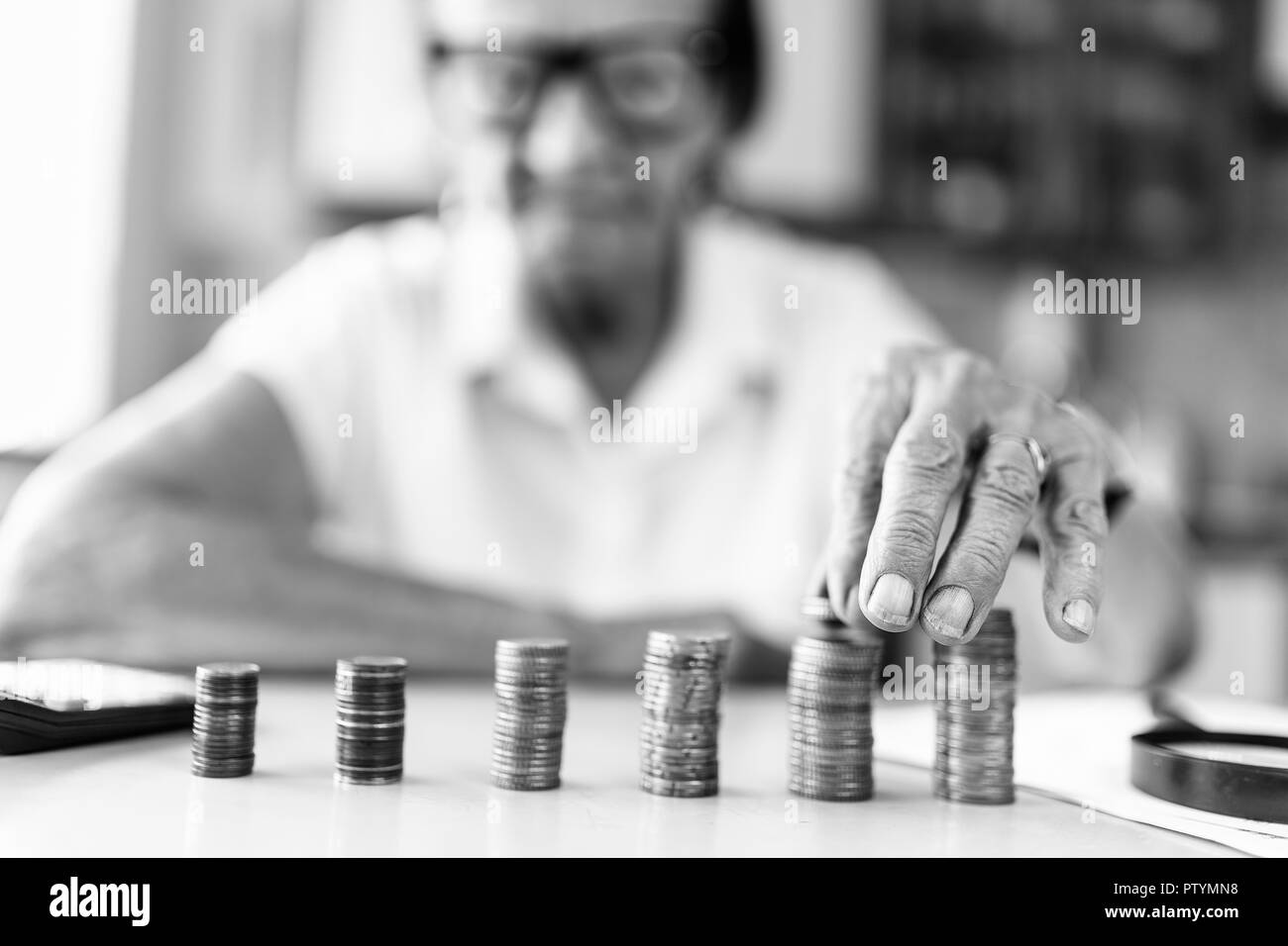 Senior woman à contrôler ses finances et investissements Banque D'Images