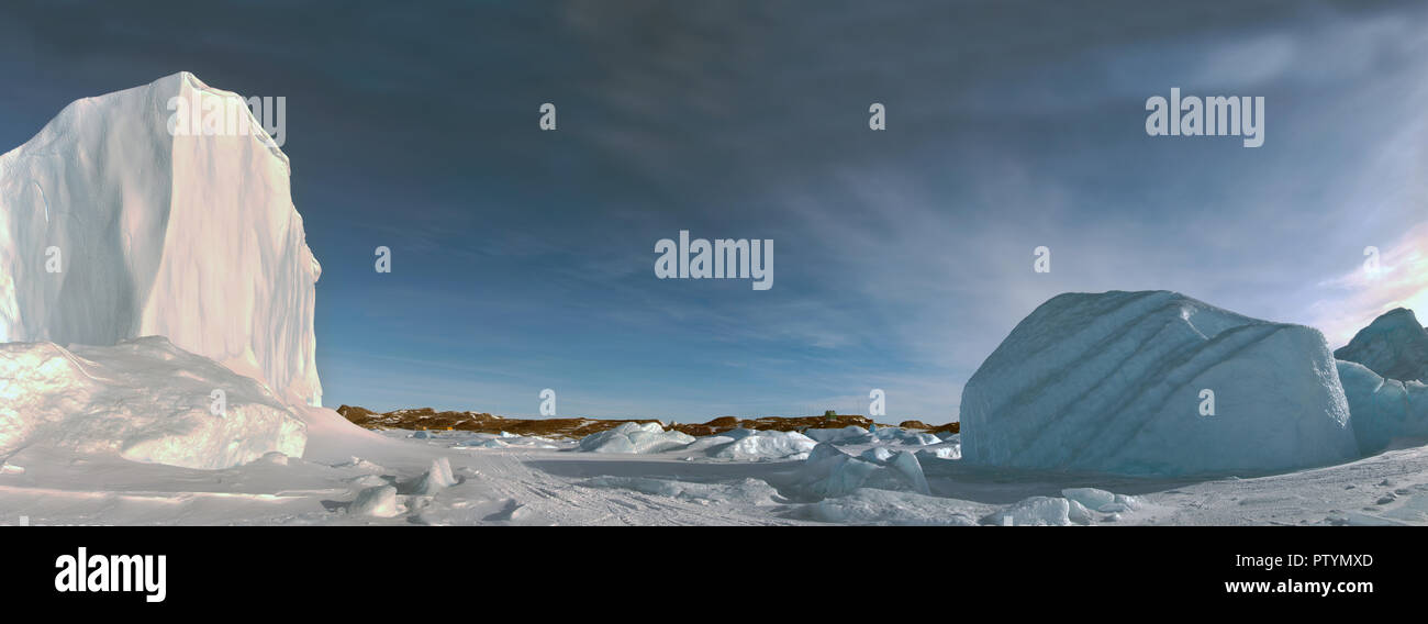 Panorama sur les icebergs et de la glace sur l'eau devant lui, le terrain et les paysages , l'Antarctique jour, le coucher du soleil. Banque D'Images