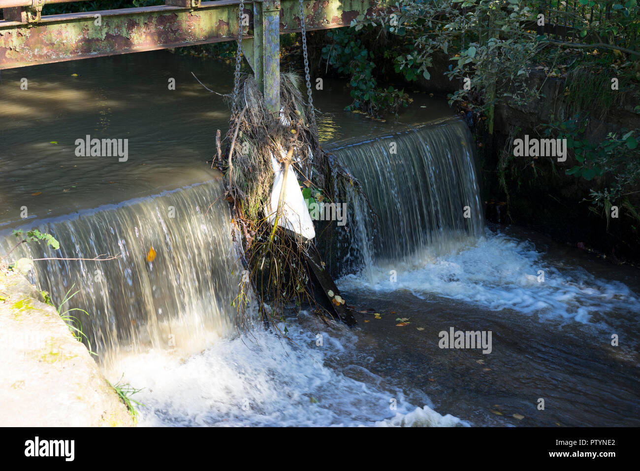 Ruisseau pollué à Glossop Derbyshire, Banque D'Images