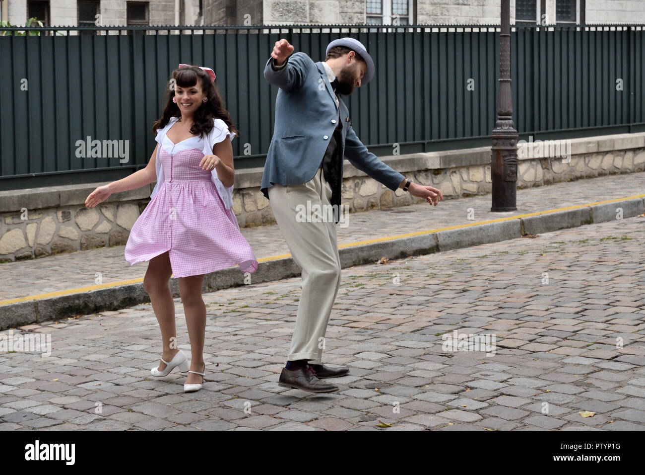 Couple devant le Sacré-Cœur à Montmartre Banque D'Images