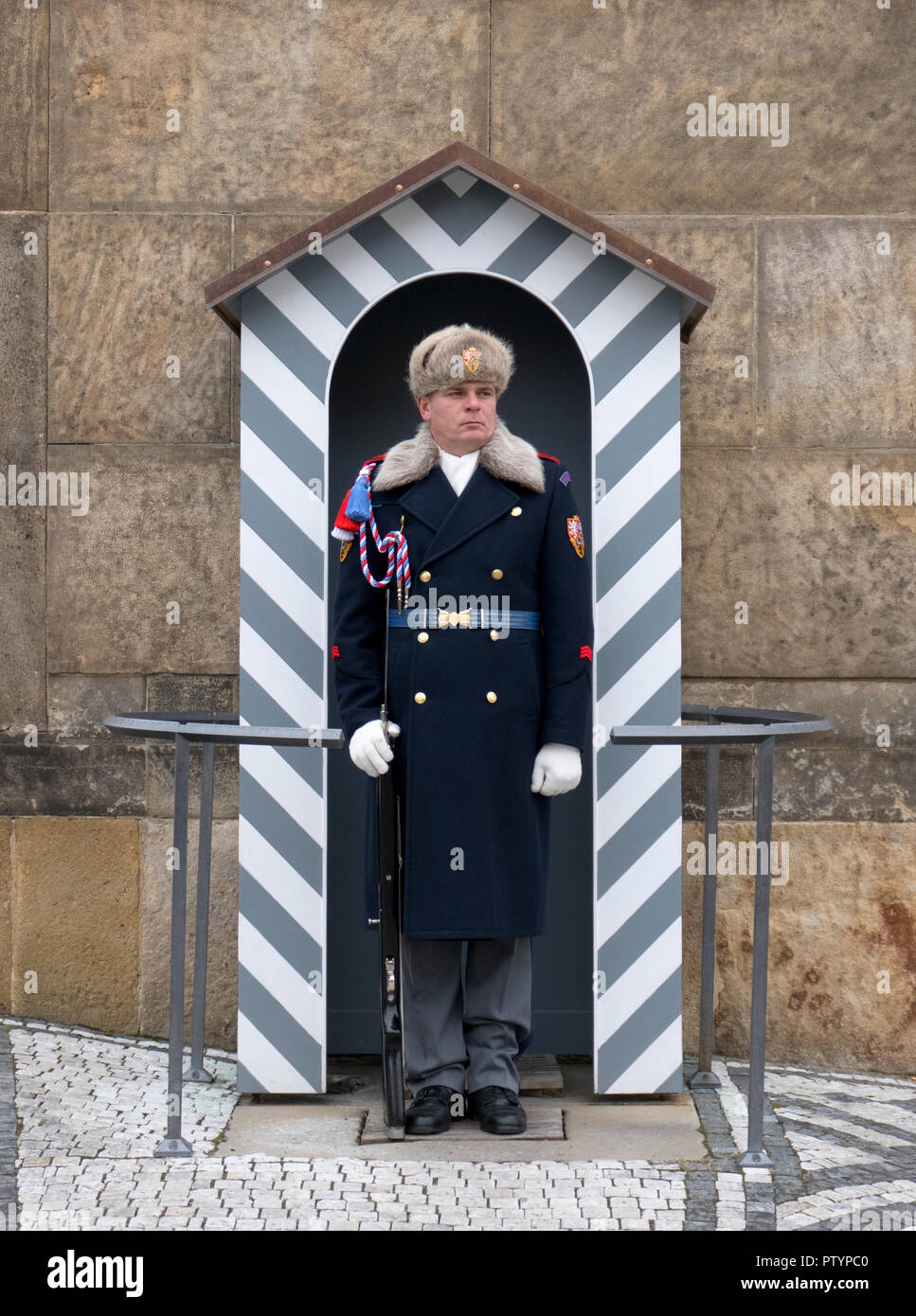 Sentry guard des forces armées de la République tchèque au Château de Prague - Pražský hrad Prague, République tchèque. Banque D'Images