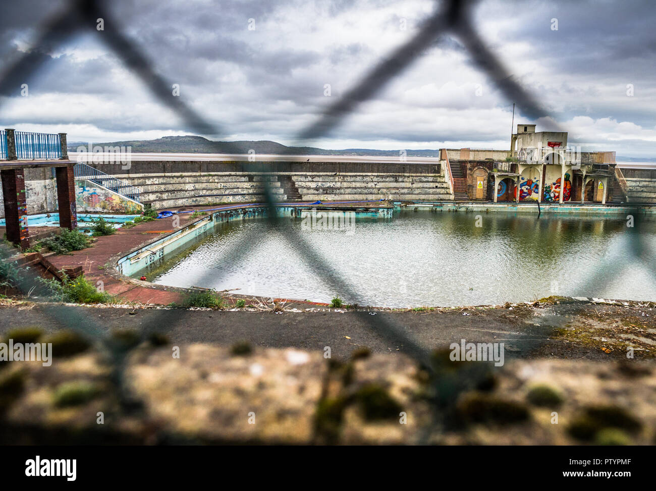 Les restes en décomposition de Grange Lido à Grange-over-Sands, Cumbria. Banque D'Images