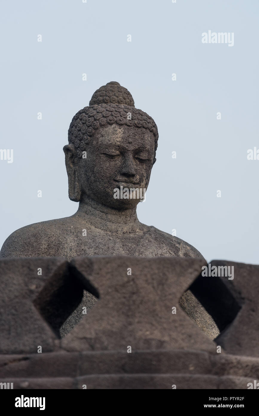 Une statue de Bouddha dans un complexe bouddhiste en Java au coucher du soleil, de l'Indonésie. Banque D'Images