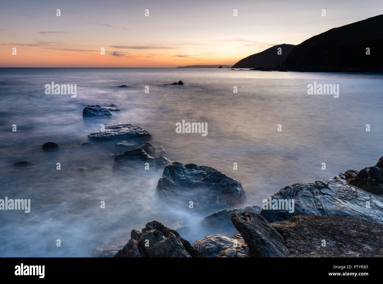 Coucher du soleil tranquille, Portwrinkle Whitsand Bay, Cornwall, Banque D'Images