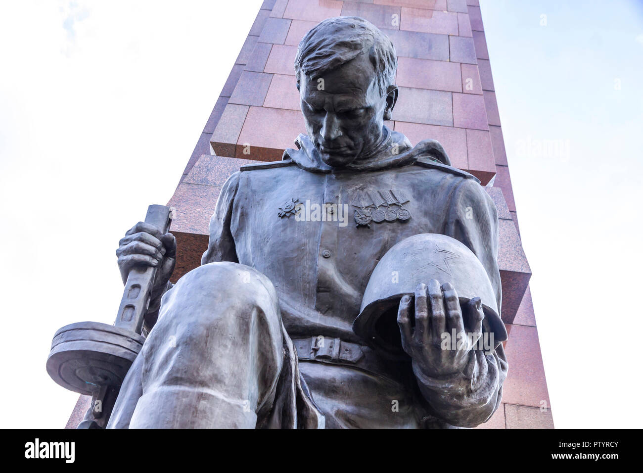 Statue de soldat soviétique agenouillée au Monument commémoratif de guerre soviétique en parc de Treptow à Berlin. Le centre mémorial de la guerre de l'Allemagne de l'Est Banque D'Images