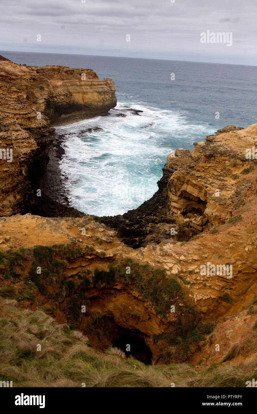 Les vagues se briser contre la côte sud de l'Australie Banque D'Images