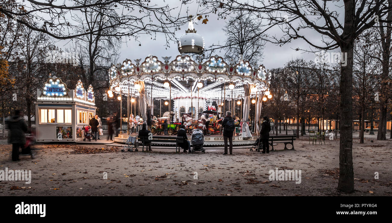 Jardin des Tuileries, Paris, France. 18 novembre, 2018. Les parents voient leurs enfants monter sur le carrousel sur un après-midi d'hiver dans le jardin des Tuileries Banque D'Images
