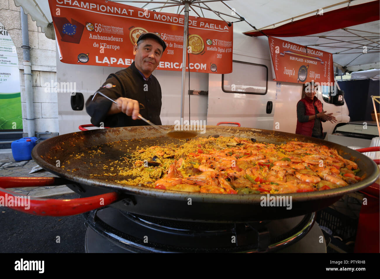Un Chef français de décisions à la Paella frais marché samedi à Blois, Loire, France. Banque D'Images