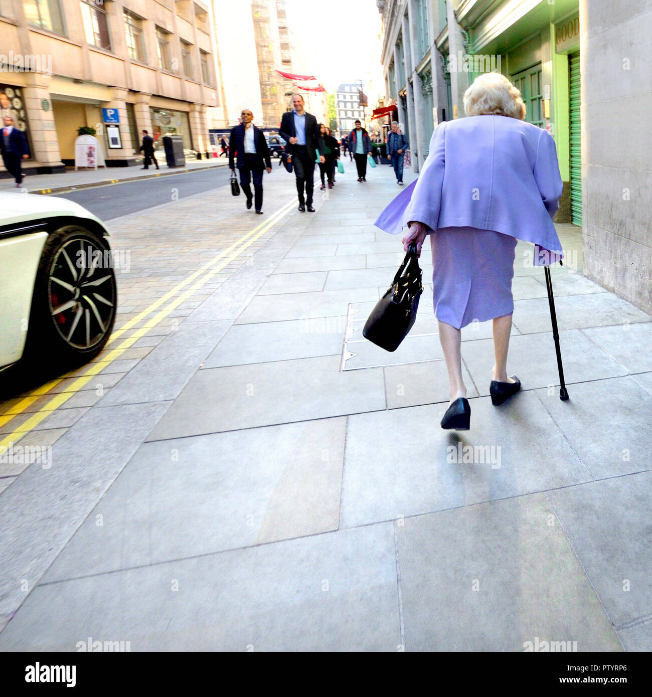 Old woman walking in Jermyn Street, London, England, UK. Banque D'Images