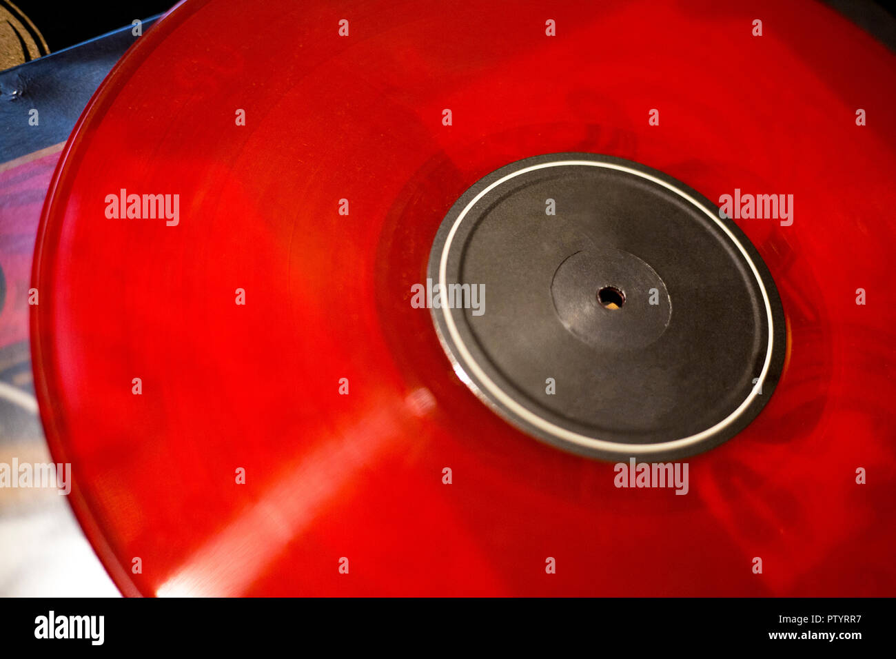 Vieux vinyle rouge utilisé pour écouter de la musique Banque D'Images