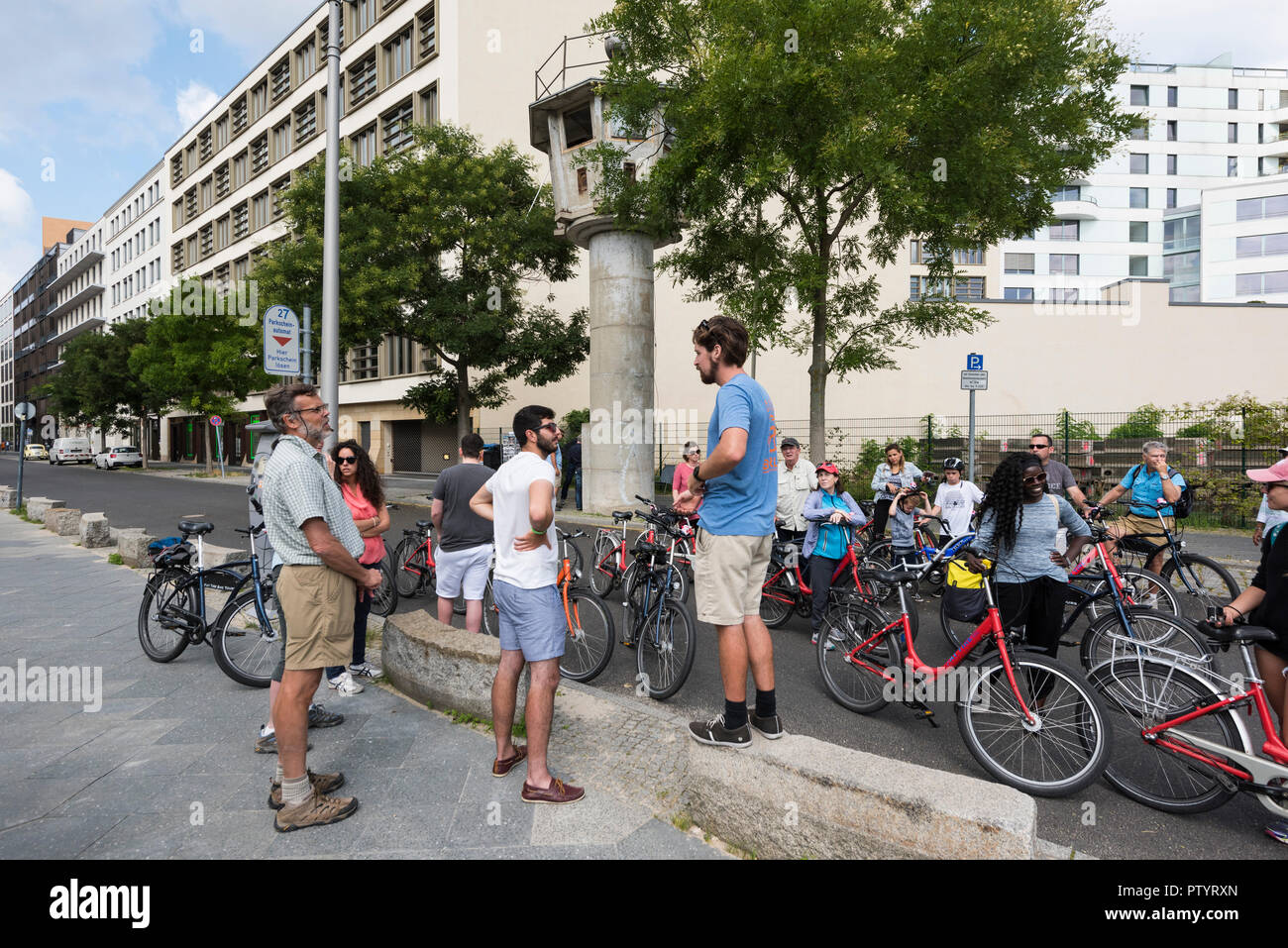 Berlin. L'Allemagne. Les touristes visitent l'ancienne frontière de guet sur Erna Berger Straße près de la Potsdamer Platz. Banque D'Images