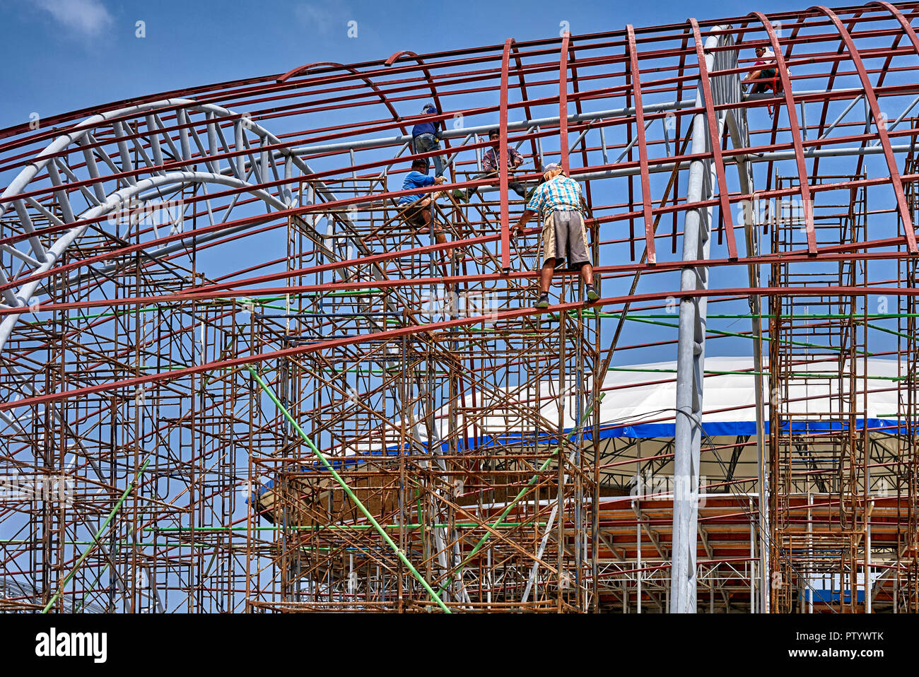 Les travailleurs de la construction La construction d'un châssis de toit en acier. La Thaïlande Asie du sud-est Banque D'Images