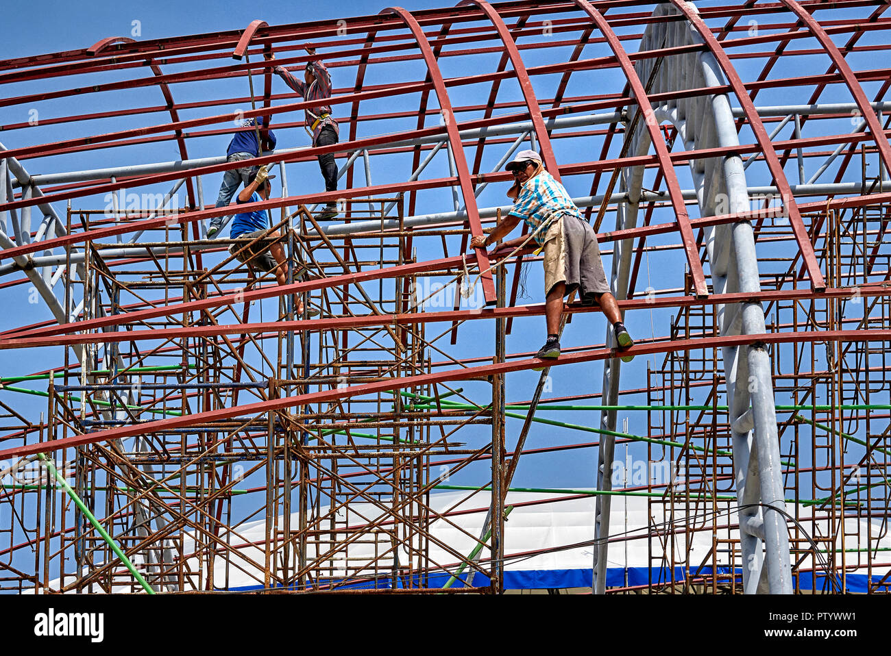 Les travailleurs de la construction La construction d'un châssis de toit en acier. La Thaïlande Asie du sud-est Banque D'Images