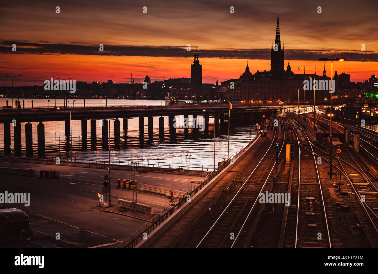 La ville de Stockholm avec les ponts de Gamla Stan au coucher du soleil, la Suède Banque D'Images