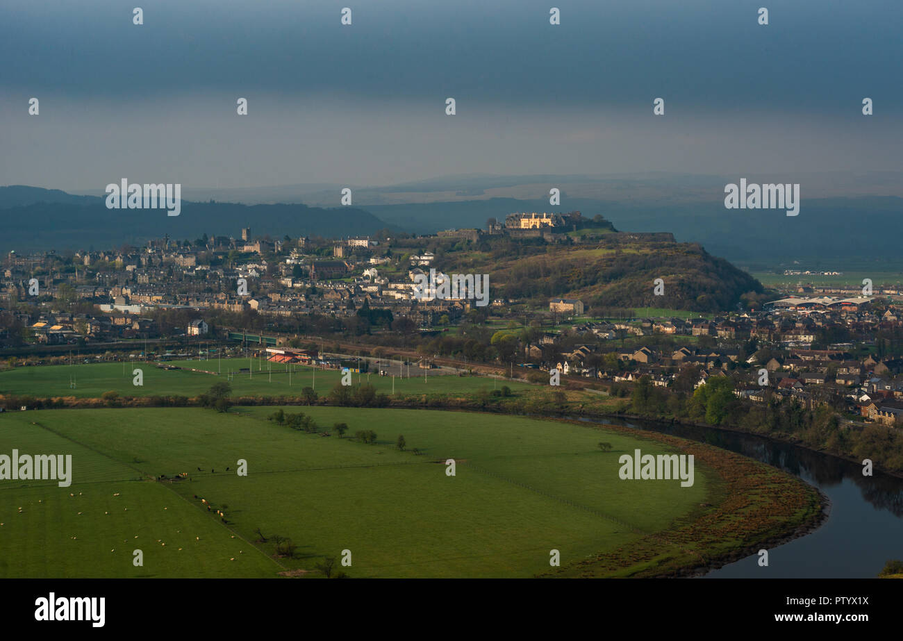 Vue sur Ville de Stirling avec Château Stirling et Forth, vue du Monument Wallace, Stirling, Ecosse. Banque D'Images