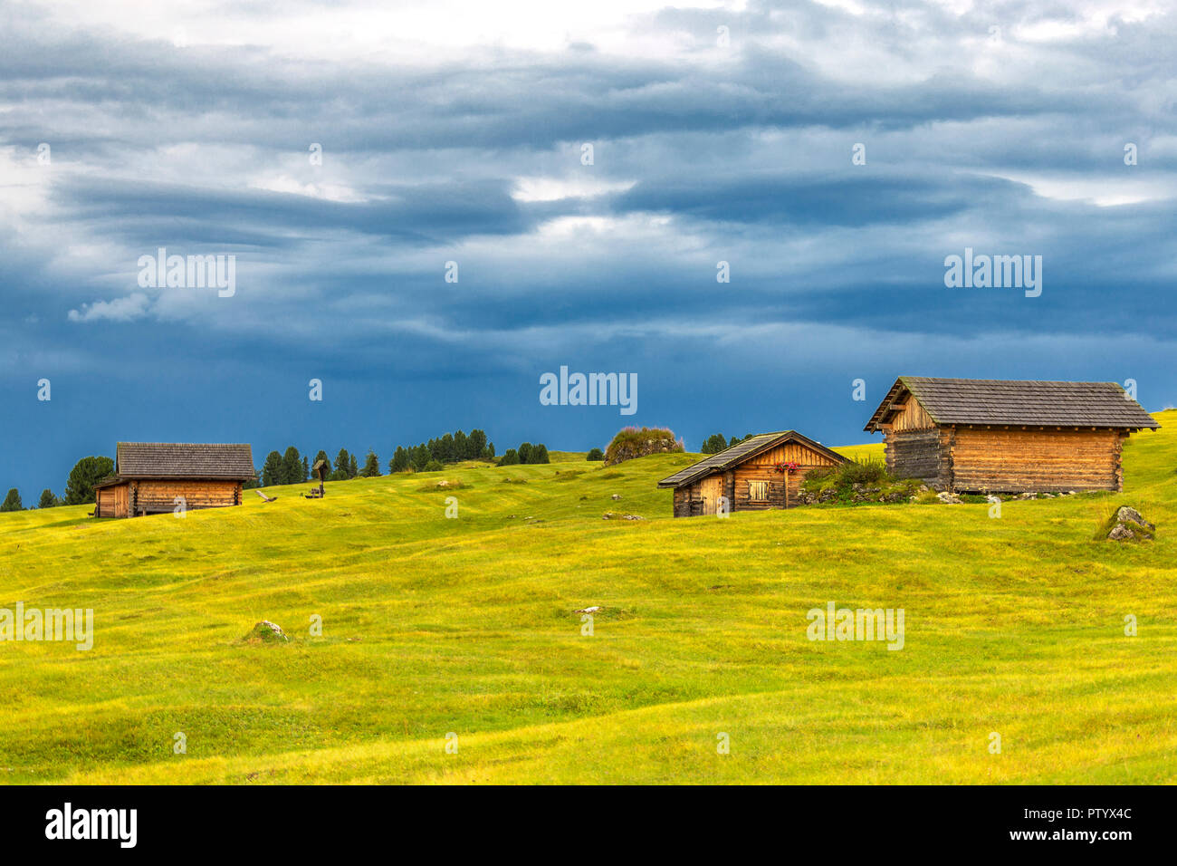 Les nuages noirs au-dessus de huttes traditionnelles. Erbe Pass / Wurzjoch, Badia, Dolomites, Tyrol du Sud, Italie, Europe. Banque D'Images