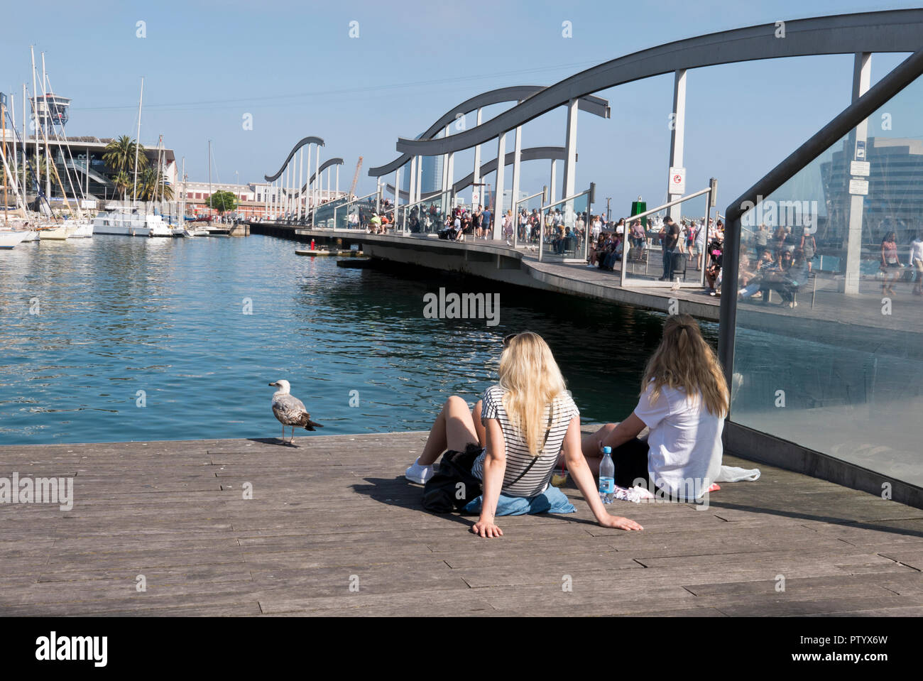 Rambla del Mar pont dans le district de Port Vell, Barcelone, Catalogne, Espagne. Banque D'Images