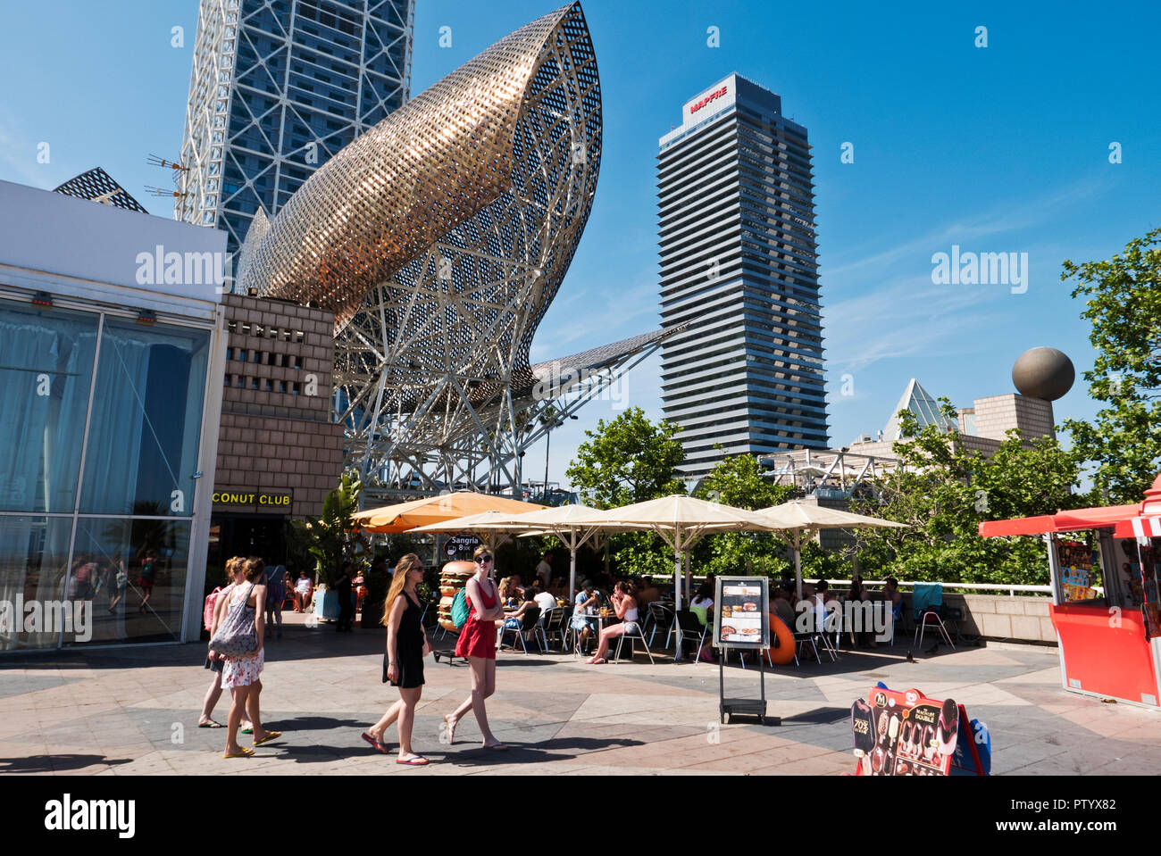 Le poisson d'or sculpture conçue par l'architecte Frank O. Gehry, du Port Olympique, Barcelone, Espagne Banque D'Images