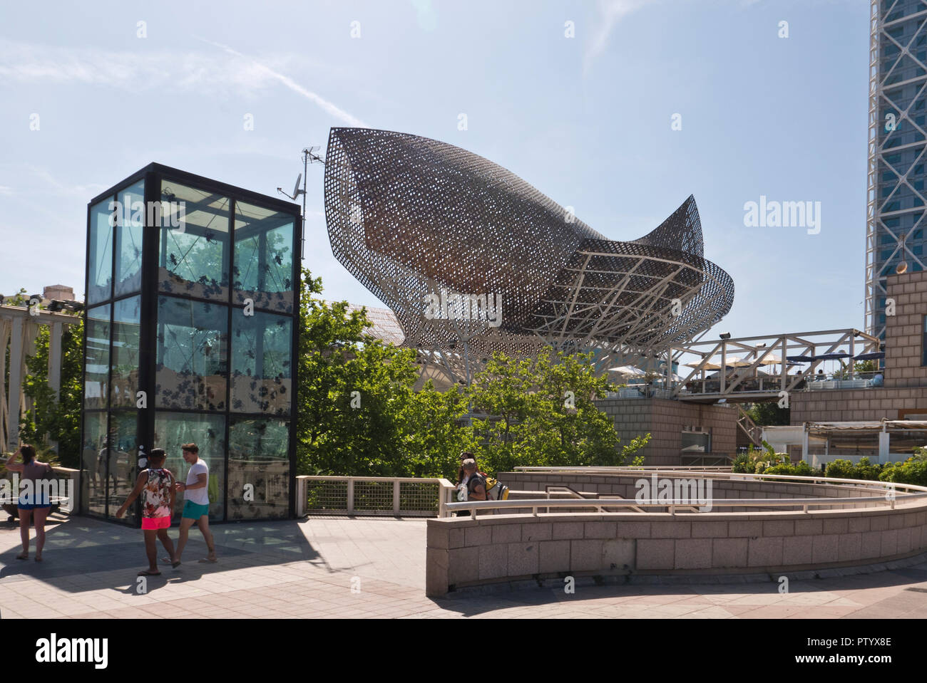 Le poisson d'or sculpture conçue par l'architecte Frank O. Gehry, du Port Olympique, Barcelone, Espagne Banque D'Images