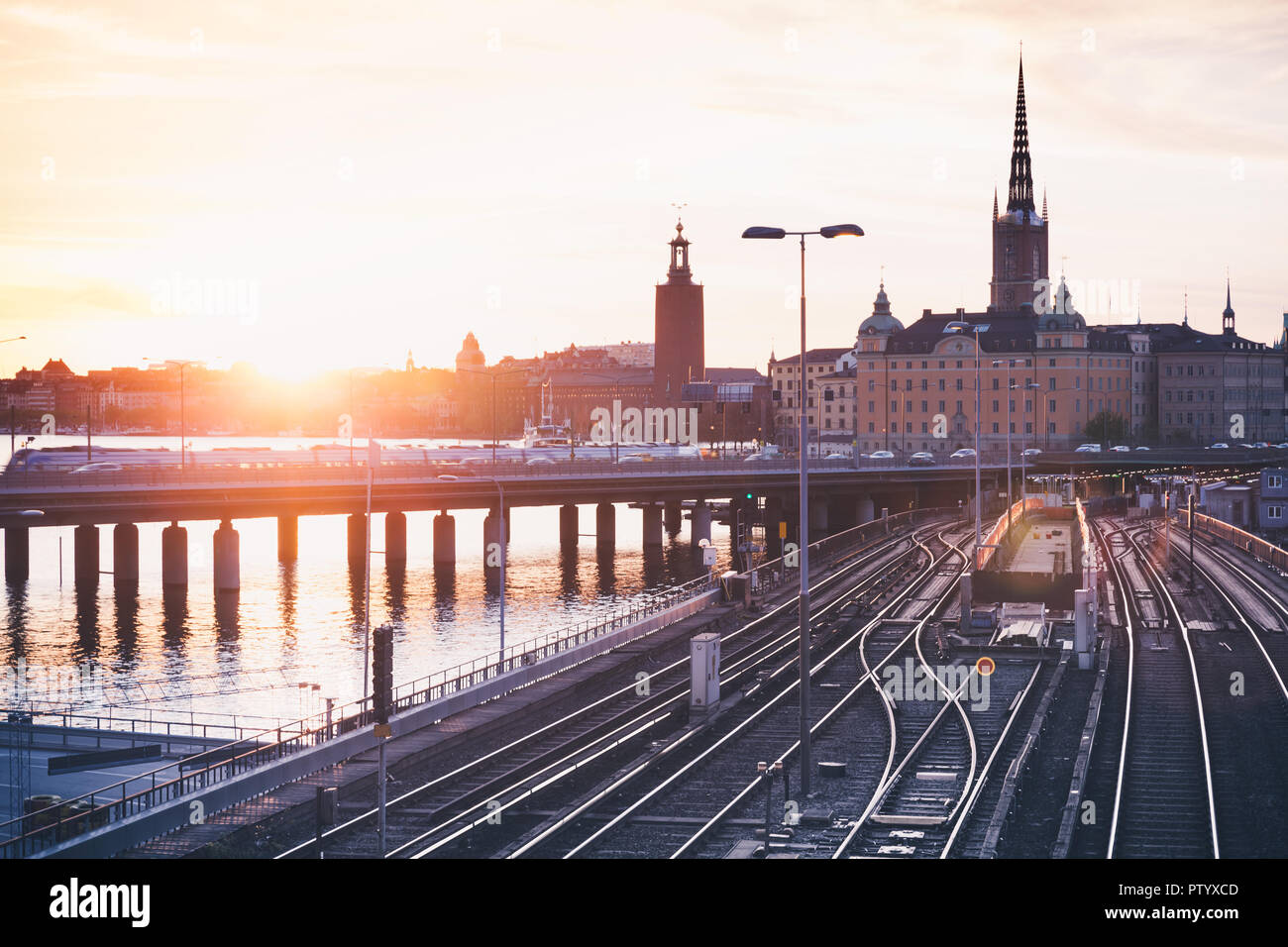 Cityscape of Stockholm avec les ponts de Gamla Stan au coucher du soleil, la Suède Banque D'Images