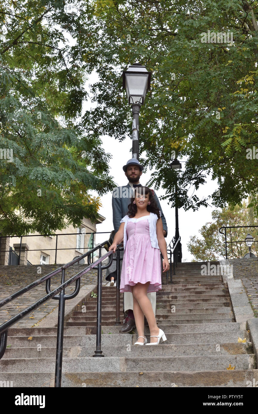 Couple en train de marcher dans les escaliers à Montmartre Banque D'Images