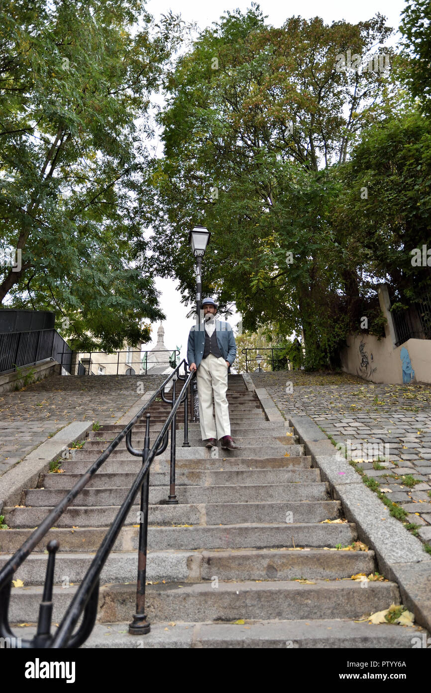 Couple en train de marcher dans les escaliers à Montmartre Banque D'Images