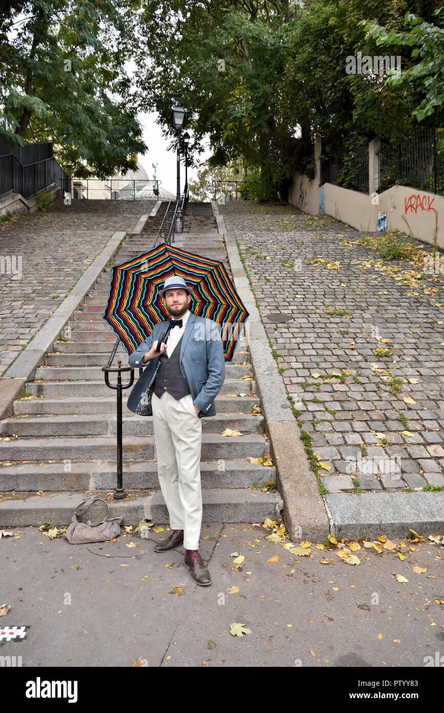 Couple en train de marcher dans les escaliers à Montmartre Banque D'Images