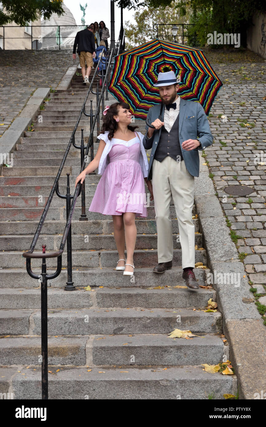 Couple en train de marcher dans les escaliers à Montmartre Banque D'Images