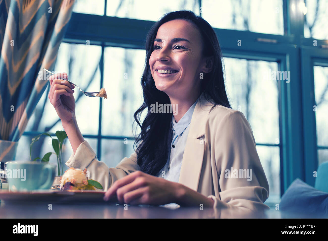 Fille charmante garder sourire sur son visage Banque D'Images