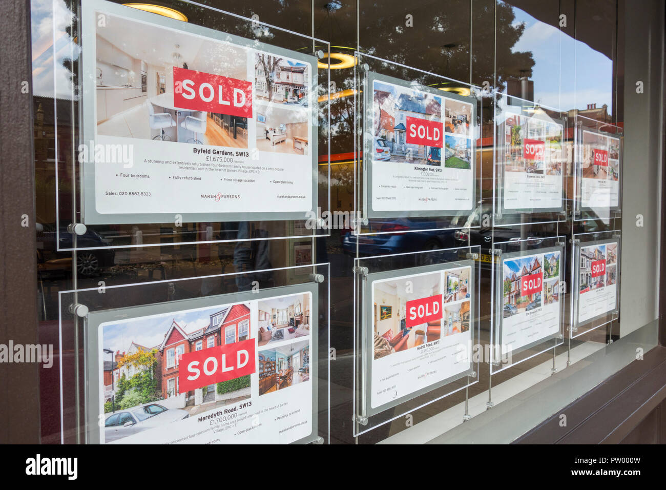Des signes bien vendu dans une fenêtre d'agents immobiliers dans Barnes, SW London, UK Banque D'Images