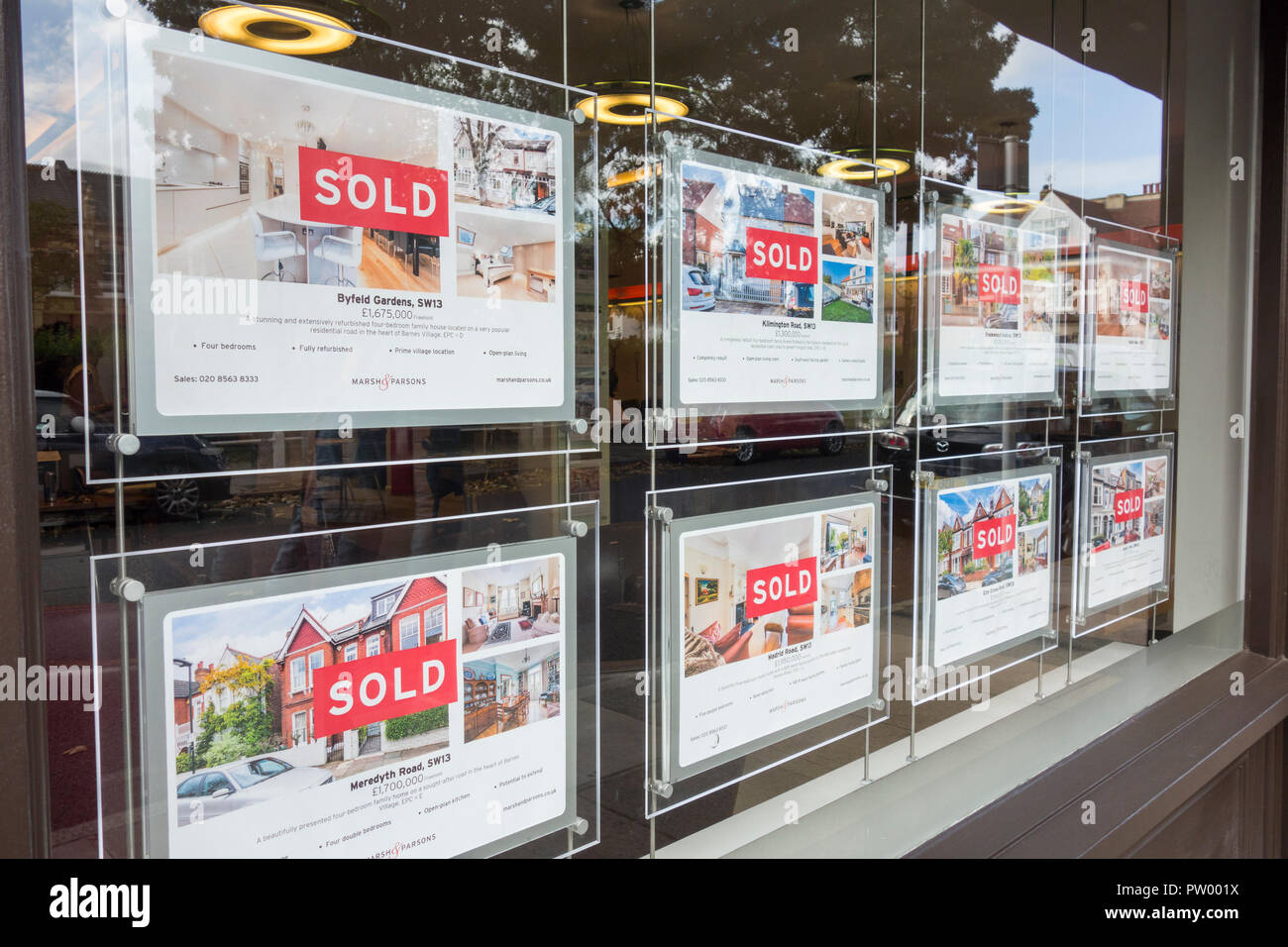 Des signes bien vendu dans une fenêtre d'agents immobiliers dans Barnes, SW London, UK Banque D'Images