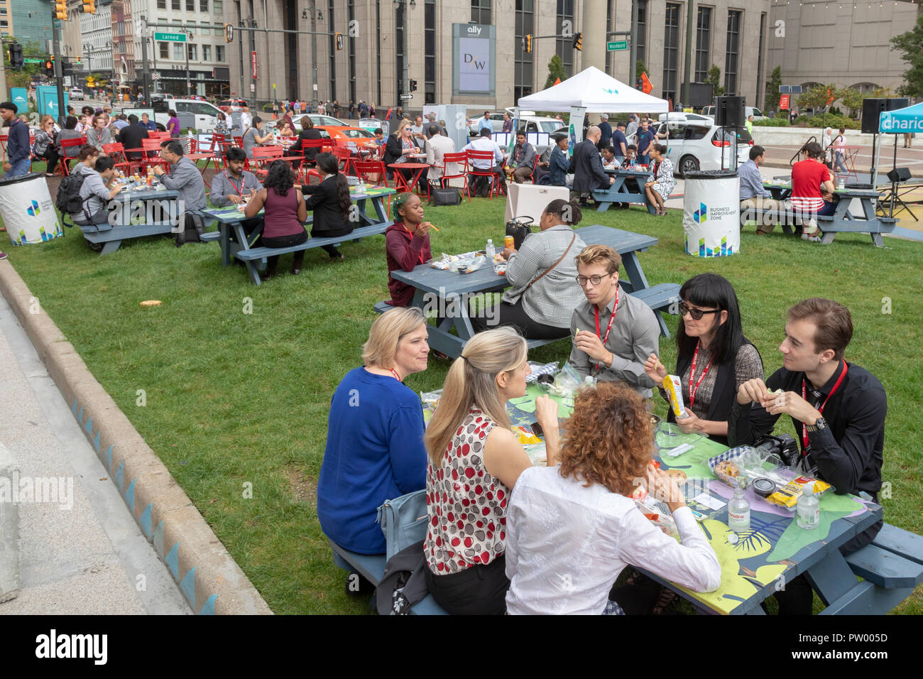 Detroit, Michigan - Les gens mangent le déjeuner sur une chaude journée d'automne en esprit Plaza. Le plaza a été créé par la fermeture de l'avenue Woodward, une rue du centre-ville principale. Banque D'Images