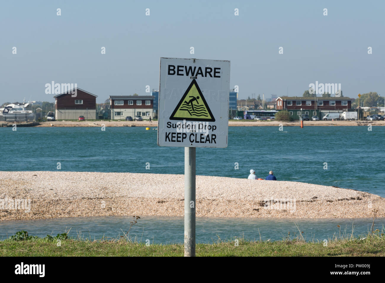 Signe par la mer avise les personnes à rester à l'écart Baisse soudaine Attention Banque D'Images