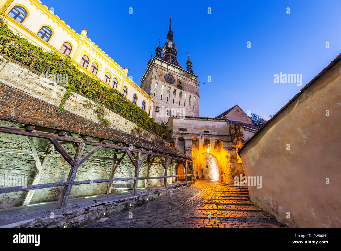 Sighisoara, Roumanie. Ville médiévale avec tour de l'horloge en Transylvanie. Banque D'Images