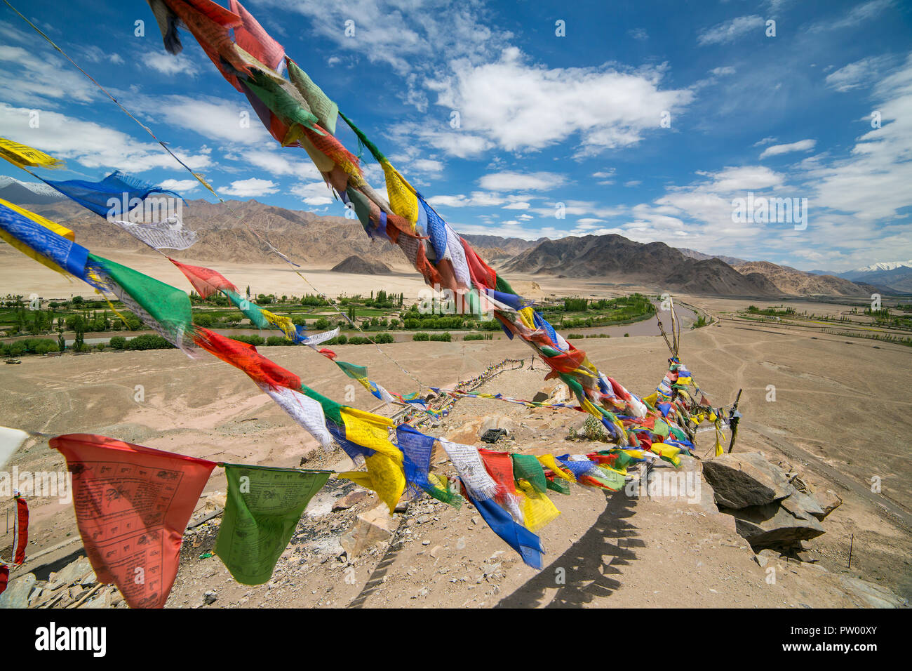 Leh, Ladakh - le 26 juin 2017 : les drapeaux de prières bouddhistes colorés avec des prières tibétaines en monastère près de Leh, Ladakh, Inde Banque D'Images