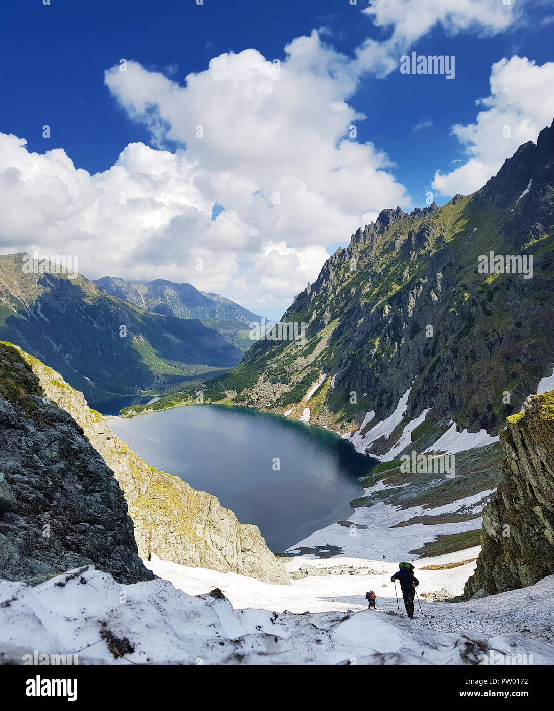 Morskie Oko. Hautes Tatras, Pologne, le 27 mai 2018. Magnifique paysage de montagne enneigée tops et le lac entre eux. Vue depuis la montagne Rysy. Banque D'Images