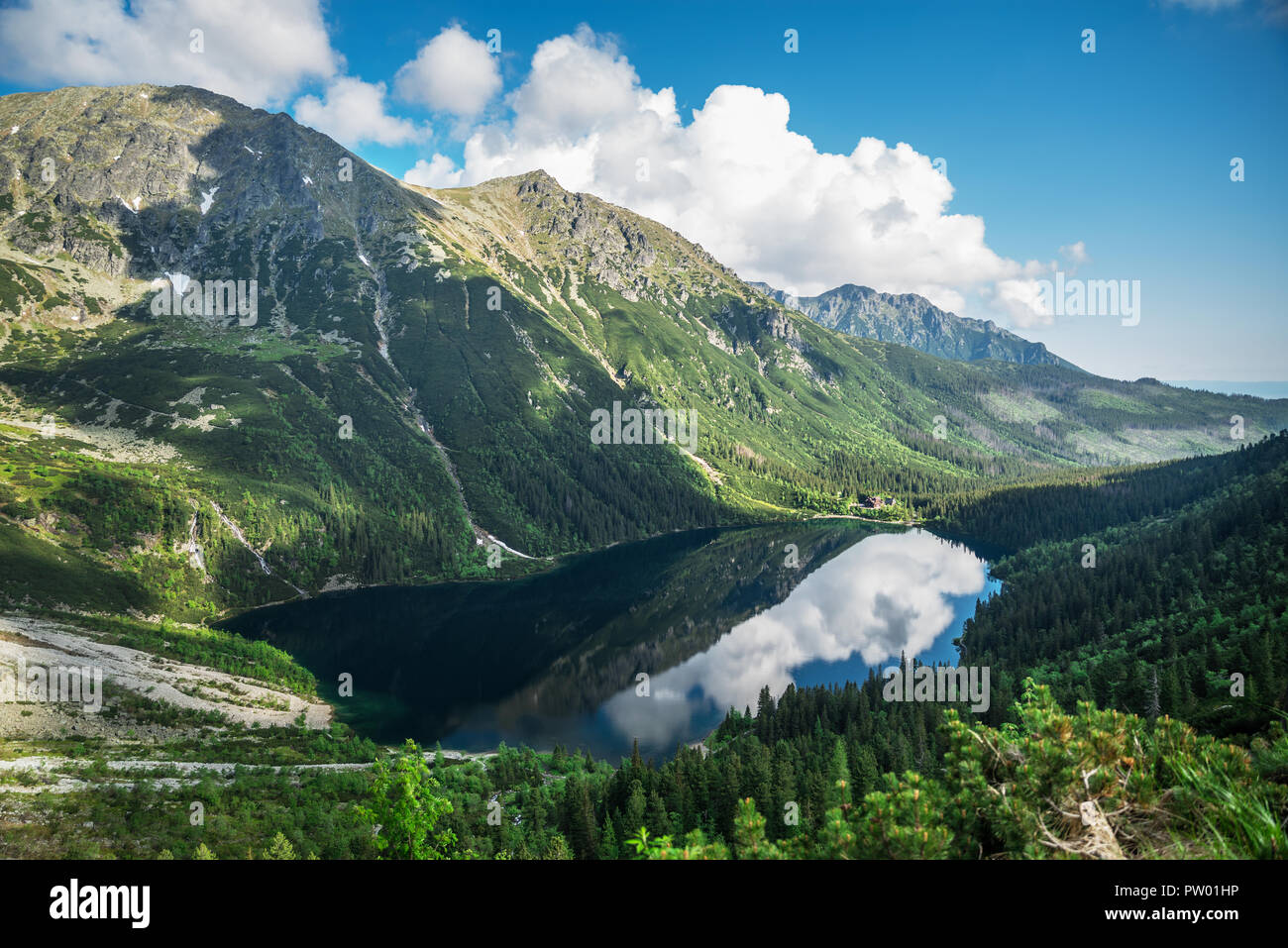 Paysage des Hautes Tatras, au printemps. Snowy Mountain tops et ciel magnifique. Banque D'Images