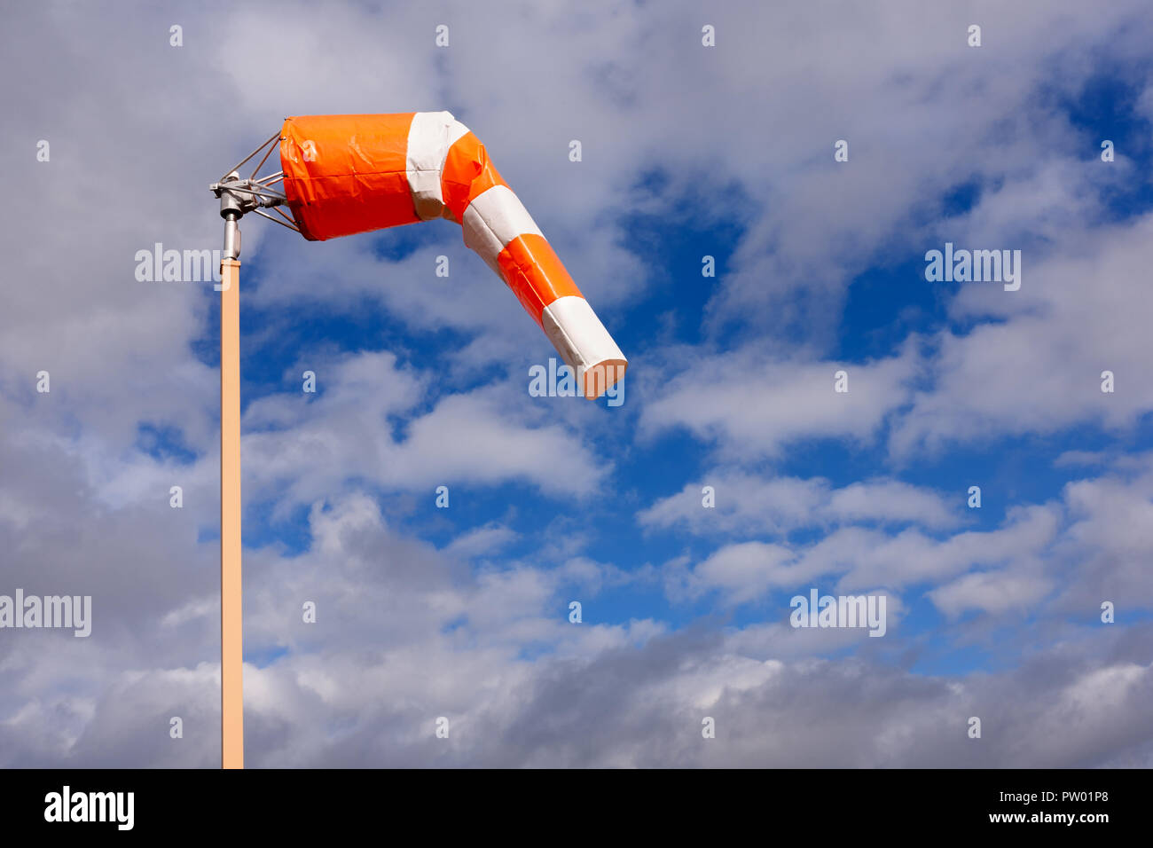 Manche à l'aéroport et du ciel sur une journée ensoleillée. Banque D'Images