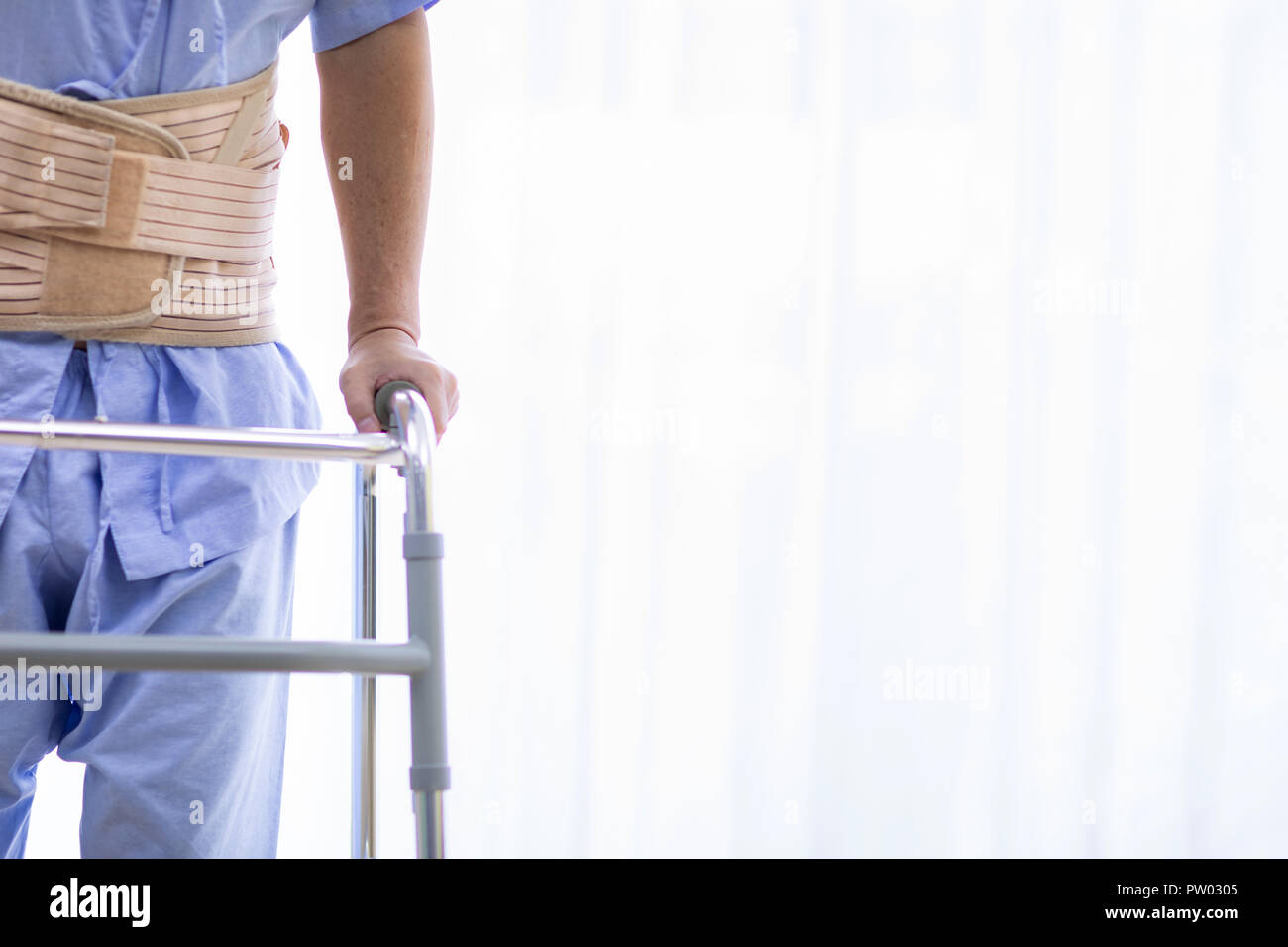 Libre des personnes âgées en utilisant des profils Walker à l'hôpital Banque D'Images